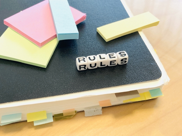 付箋と「RULES」の文字ブロック