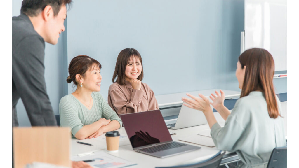 テーブルを囲んで話し合う社員